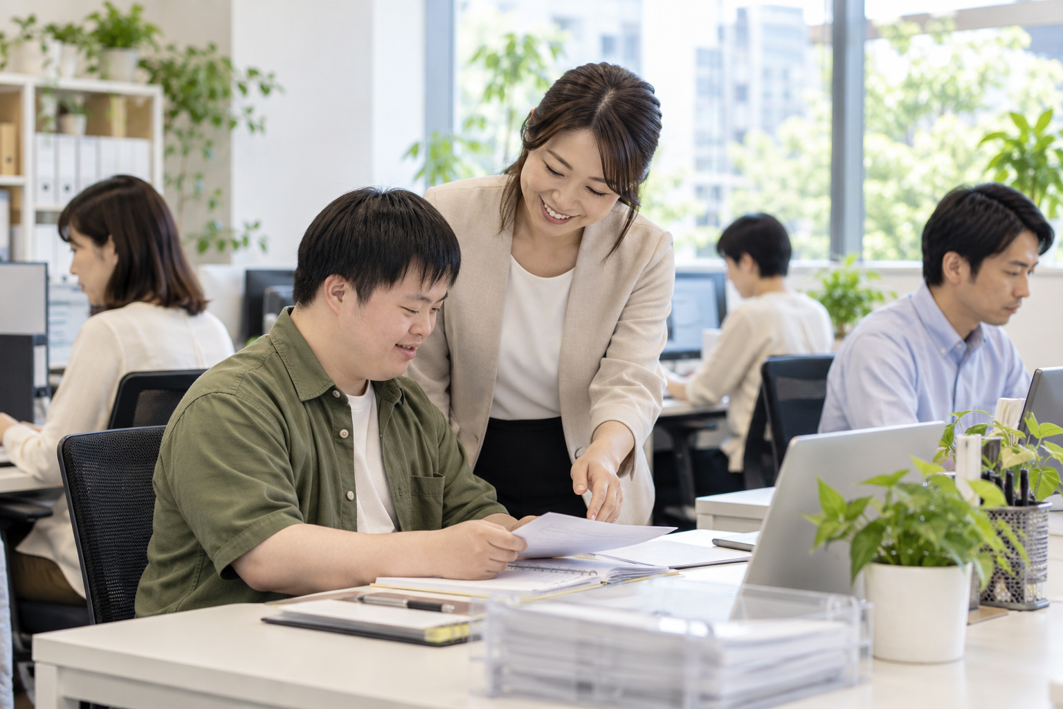 パソコンを使った業務に取り組む様子（AI生成イメージ）