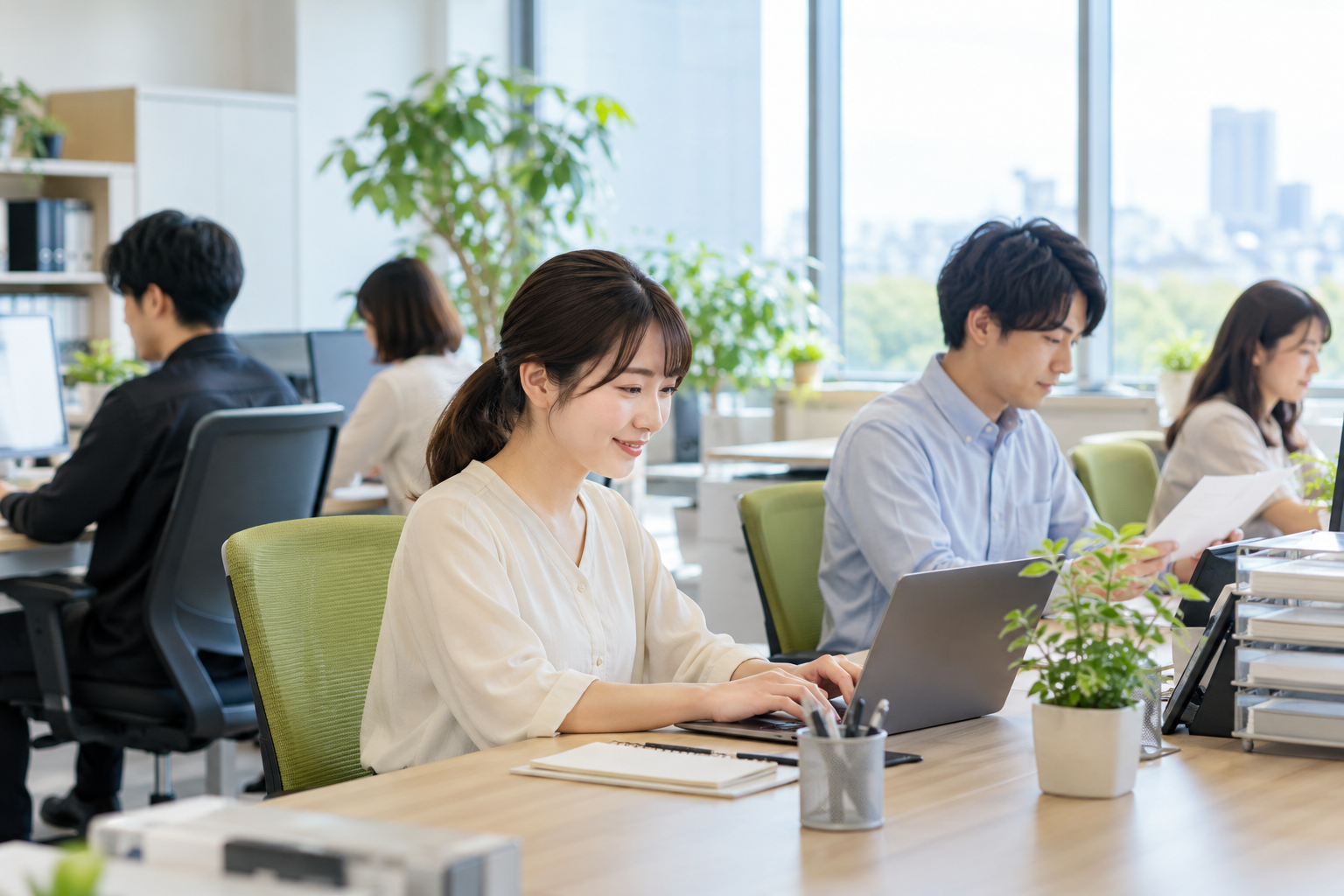 自然光の入るオフィスで作業する様子（AI生成イメージ）